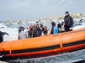 Nuovi sbarchi a Lampedusa, nella notte arrivati in 200